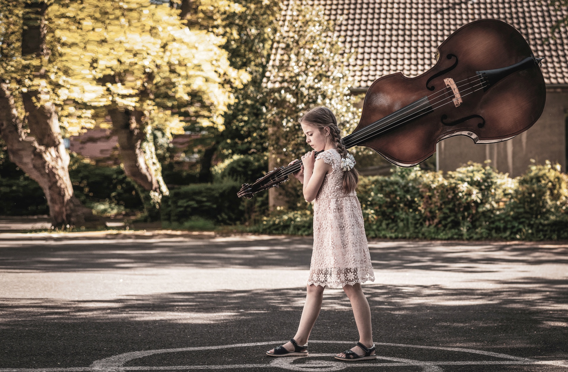 Pozwólmy dziecku ciągnąć swój kontrabas.